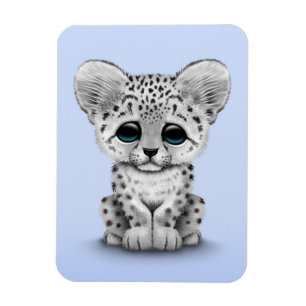 Niedlicher Baby-Schnee-Leopard CUB auf hellblauem Magnet