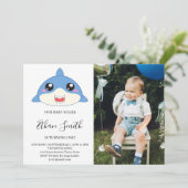 Niedlicher Baby Shark Geburtstag Foto Einladung (Stehend Vorderseite)