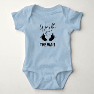 Niedlicher Babyboy, der es wert ist, auf Wortart z Baby Strampler