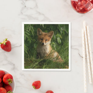 Niedlicher Babyfox in einem grünen Wald-Foto Serviette