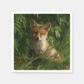 Niedlicher Babyfox in einem grünen Wald-Foto Serviette (Vorderseite)