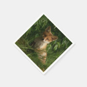 Niedlicher Babyfox in einem grünen Wald-Foto Serviette (Ecke)