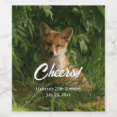 Niedlicher Babyfox in einem grünen Wald jubelt den Weinetikett (Einzelnes Label)