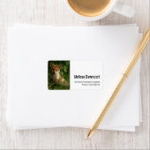 Niedlicher Babyfox in einer grünen Waldadresse Adressaufkleber (Insitu)