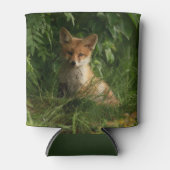 Niedlicher Babyfuchs in einem grünen Wald Dosenkühler (Vorderseite)
