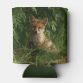 Niedlicher Babyfuchs in einem grünen Wald Dosenkühler (Rückseite)