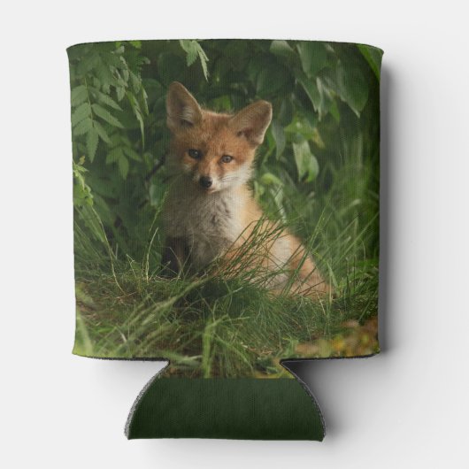 Niedlicher Babyfuchs in einem grünen Wald Dosenkühler (Rückseite)