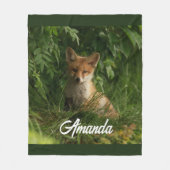 Niedlicher Babyfuchs in einem grünen Wald Fleecedecke (Vorderseite)