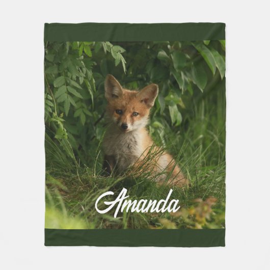 Niedlicher Babyfuchs in einem grünen Wald Fleecedecke (Vorderseite)