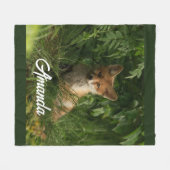 Niedlicher Babyfuchs in einem grünen Wald Fleecedecke (Vorderseite (Horizontal))