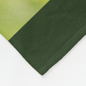 Niedlicher Babyfuchs in einem grünen Wald Fleecedecke (Ecke)