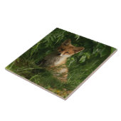 Niedlicher Babyfuchs in einem grünen Wald Fliese (Seite)