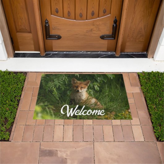 Niedlicher Babyfuchs in einem grünen Wald Fußmatte (Außenbereich)