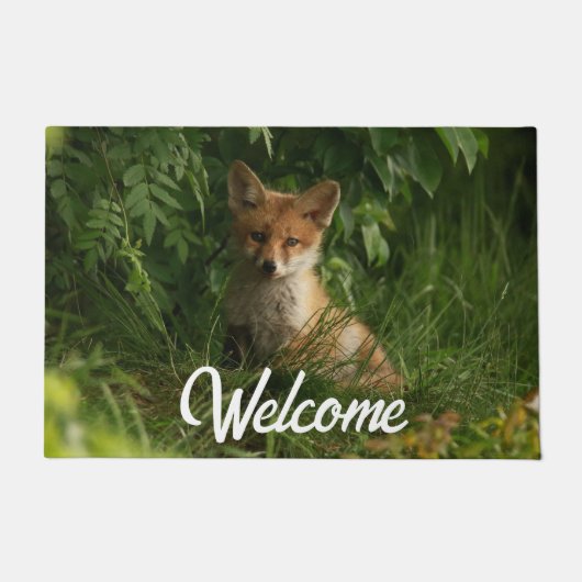 Niedlicher Babyfuchs in einem grünen Wald Fußmatte (Vorderseite)