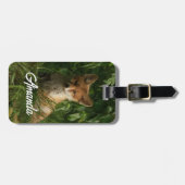 Niedlicher Babyfuchs in einem grünen Wald Gepäckanhänger (Vorderseite horizontal)