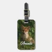 Niedlicher Babyfuchs in einem grünen Wald Gepäckanhänger (Vorderseite vertikal)