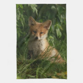 Niedlicher Babyfuchs in einem grünen Wald Geschirrtuch (Vertikal)