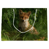 Niedlicher Babyfuchs in einem grünen Wald Große Geschenktüte (Vorderseite)