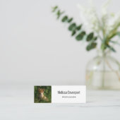 Niedlicher Babyfuchs in einem grünen Wald Mini Visitenkarte (Stehend Vorderseite)