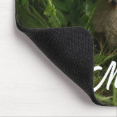 Niedlicher Babyfuchs in einem grünen Wald Mousepad (Ecke)