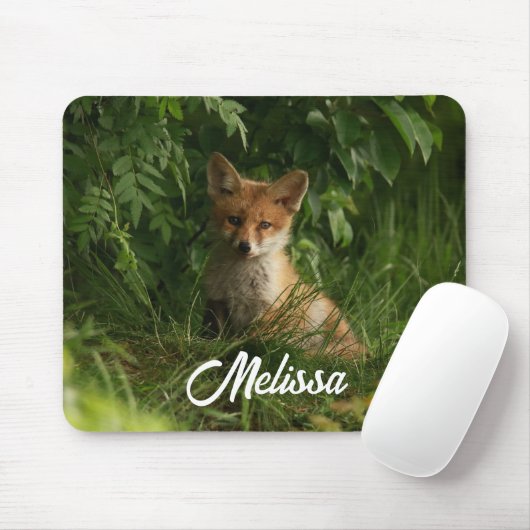 Niedlicher Babyfuchs in einem grünen Wald Mousepad (Mit Mouse)