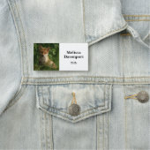 Niedlicher Babyfuchs in einem grünen Wald Namensschild (Beispiel)