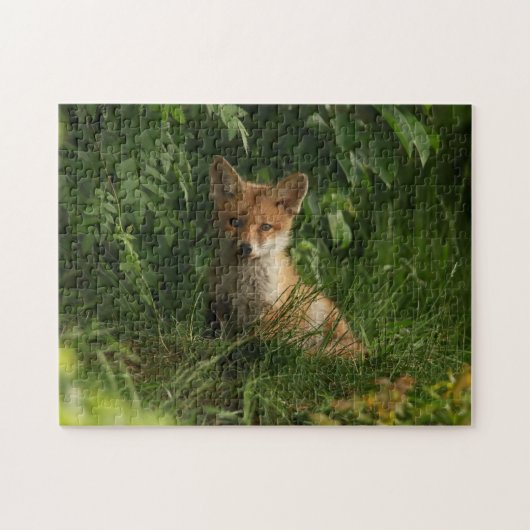 Niedlicher Babyfuchs in einem grünen Wald Puzzle (Horizontal)