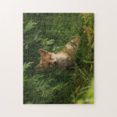 Niedlicher Babyfuchs in einem grünen Wald Puzzle (Vertikal)
