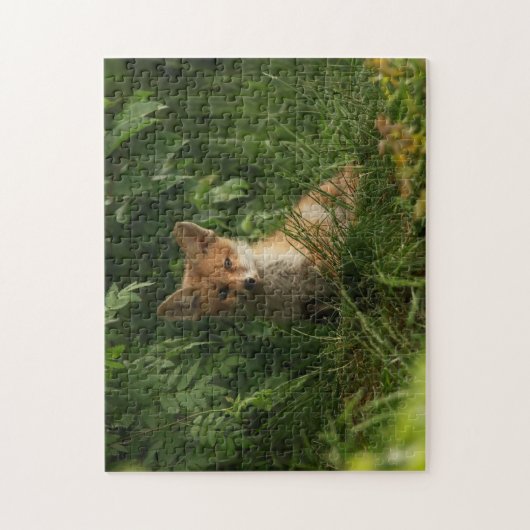 Niedlicher Babyfuchs in einem grünen Wald Puzzle (Vertikal)