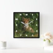 Niedlicher Babyfuchs in einem grünen Wald Quadratische Wanduhr (Zuhause)