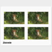 Niedlicher Babyfuchs in einem grünen Wald Rechteckiger Aufkleber (Blatt)