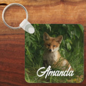 Niedlicher Babyfuchs in einem grünen Wald Schlüsselanhänger (Vorderseite)