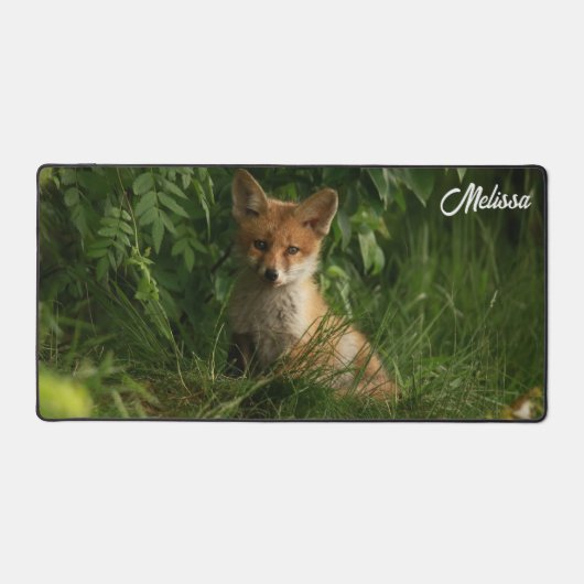 Niedlicher Babyfuchs in einem grünen Wald Schreibtischunterlage (Vorderseite)