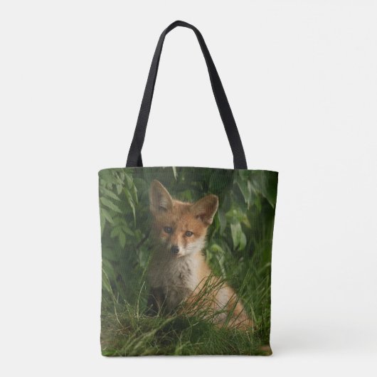Niedlicher Babyfuchs in einem grünen Wald Tasche (Rückseite)
