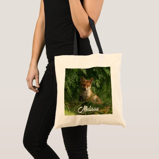 Niedlicher Babyfuchs in einem grünen Wald Tragetasche (Vorderseite (Produkt))