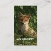 Niedlicher Babyfuchs in einem grünen Wald Visitenkarte (Vorderseite)
