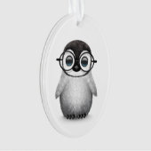 Niedlicher Babypenguin-tragende Augen-Gläser auf Ornament (Vorderseite)