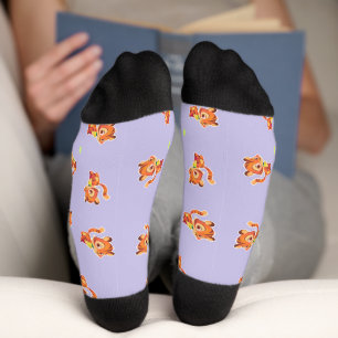 Niedlicher Babytiger auf lila Socken