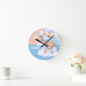 niedlicher Babytragen personalisiert Runde Wanduhr (Zuhause)