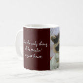 Niedlicher BanditRaccoon, Ihre Herz Tasse stehlend (Vorderseite Links)