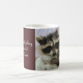 Niedlicher BanditRaccoon, Ihre Herz Tasse stehlend (Mittel)