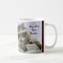 Niedlicher BanditRaccoon, Ihre Herz Tasse stehlend