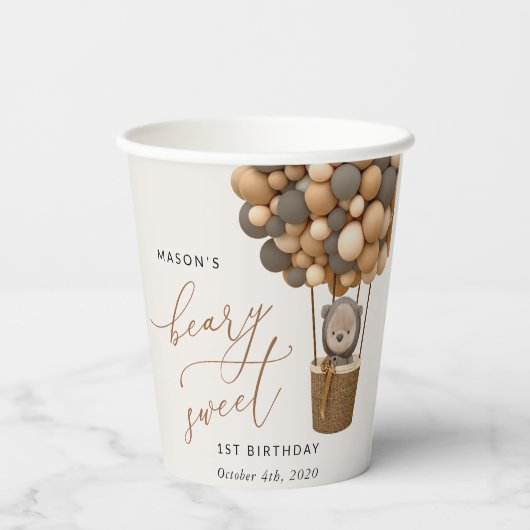 Niedlicher Bär, Braunbäume, erster Geburtstag Pappbecher (Rückseite)