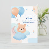 Niedlicher Bär in Clouds Babydusche Einladung (Stehend Vorderseite)