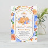 Niedlicher Bär in einem Pumpkin Boy Fall Babydusch Einladung (Stehend Vorderseite)