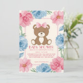 Niedlicher Bär mit rosa Bogen in Rose Babydusche Einladung (Stehend Vorderseite)