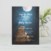 Niedlicher Bär über der Mond-Babydusche Einladung (Stehend Vorderseite)