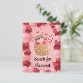 Niedlicher Bär umarmt Cupcake Valentine Postkarte (Stehend Vorderseite)