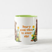Niedlicher Bärenbläserbär y Good Vibes Zweifarbige Tasse (Mittel)