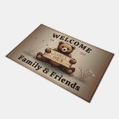 Niedlicher Bärengruß mit Namensschild für Familie Fußmatte (Schrägansicht)